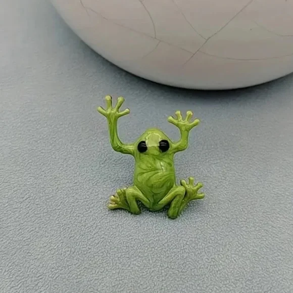 3/$20 Adorable Little Tree Frog Pin Brooch - Picture 4 of 8